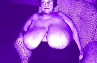 XXX In giocattoli su donne anziane grasse nude lei piedi
