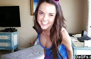 XXX Una ragazza snella mostra le film porno mature amatoriali sue gambe