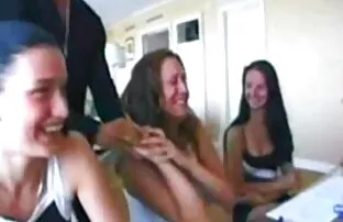 XXX Marito nutre la moglie video hard con mature con un amico, ha mostrato il suo sesso con la fotocamera