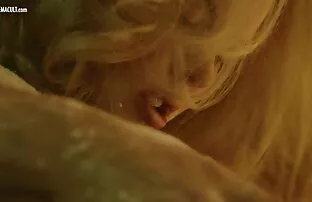 XXX La persona è una ragazza in piedi video porno con mamme mature