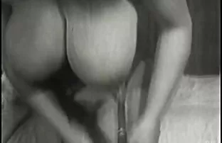 XXX Julia è donne anziane scopate da giovani nuda e il suo corpo è in gabbia davanti alla telecamera